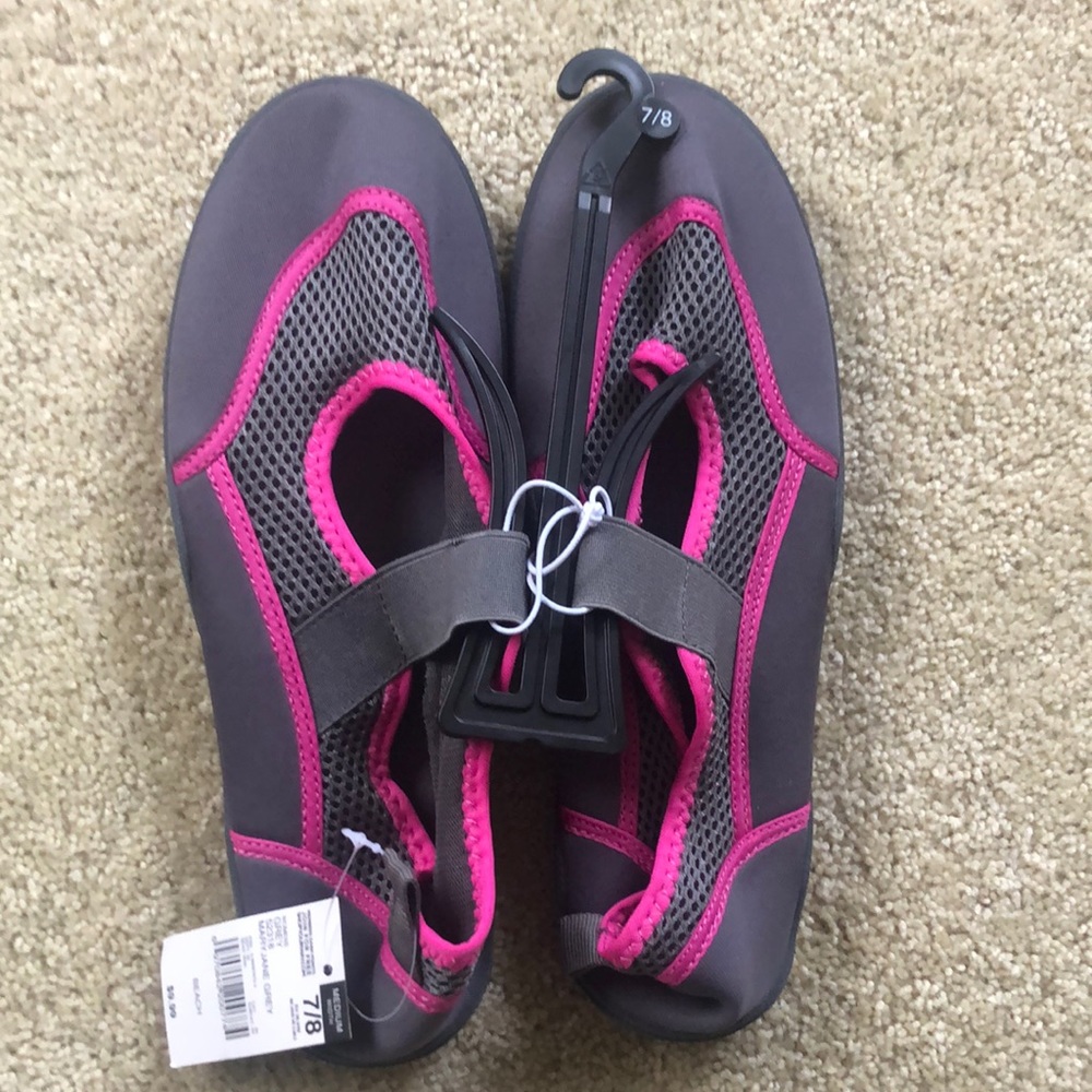NWT pink & gray water shoes, size 7/8